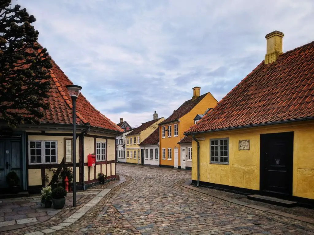 DIE 11 SCHÖNSTEN URLAUBSORTE IN EUROPA - NORDEUROPA 7 5 DINGE, DIE DU UNBEDINGT IN ODENSE MACHEN SOLLTEST - Cover