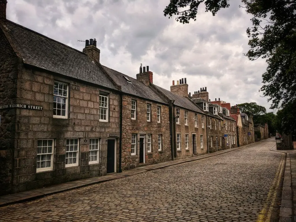 EIN PERFEKTES WOCHENENDE IN ABERDEEN & ABERDEENSHIRE 1 Aberdeen Altstadt - Strasse Häuserfront