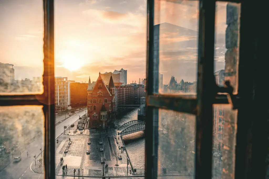 FOTOGRAFIE TIPPS: 10 FOTOGRAFEN VERRATEN IHRE TRICKS, UM SOFORT BESSERE FOTOS ZU MACHEN 2 Fotografie Tipps - Johannes Berger - Sunset - Sonnenuntergang durch Fenster - Speicherstadt Hamburg
