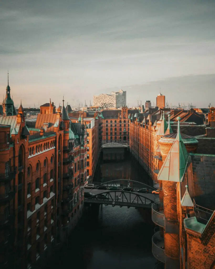 FOTOGRAFIE TIPPS: 10 FOTOGRAFEN VERRATEN IHRE TRICKS, UM SOFORT BESSERE FOTOS ZU MACHEN 4 Fotografie Tipps - Tom Tägtmeier - Droneshot - Drohnenfoto - Hamburg Speicherstadt