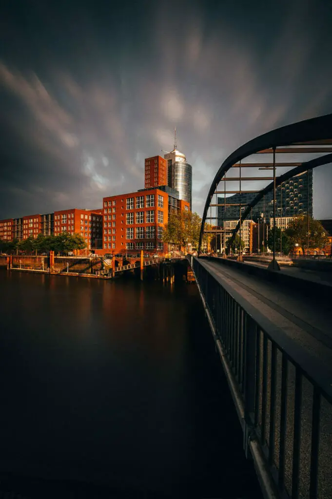 FOTOGRAFIE TIPPS: 10 FOTOGRAFEN VERRATEN IHRE TRICKS, UM SOFORT BESSERE FOTOS ZU MACHEN 8 Hamburg Hafencity mit Elbphilharmonie