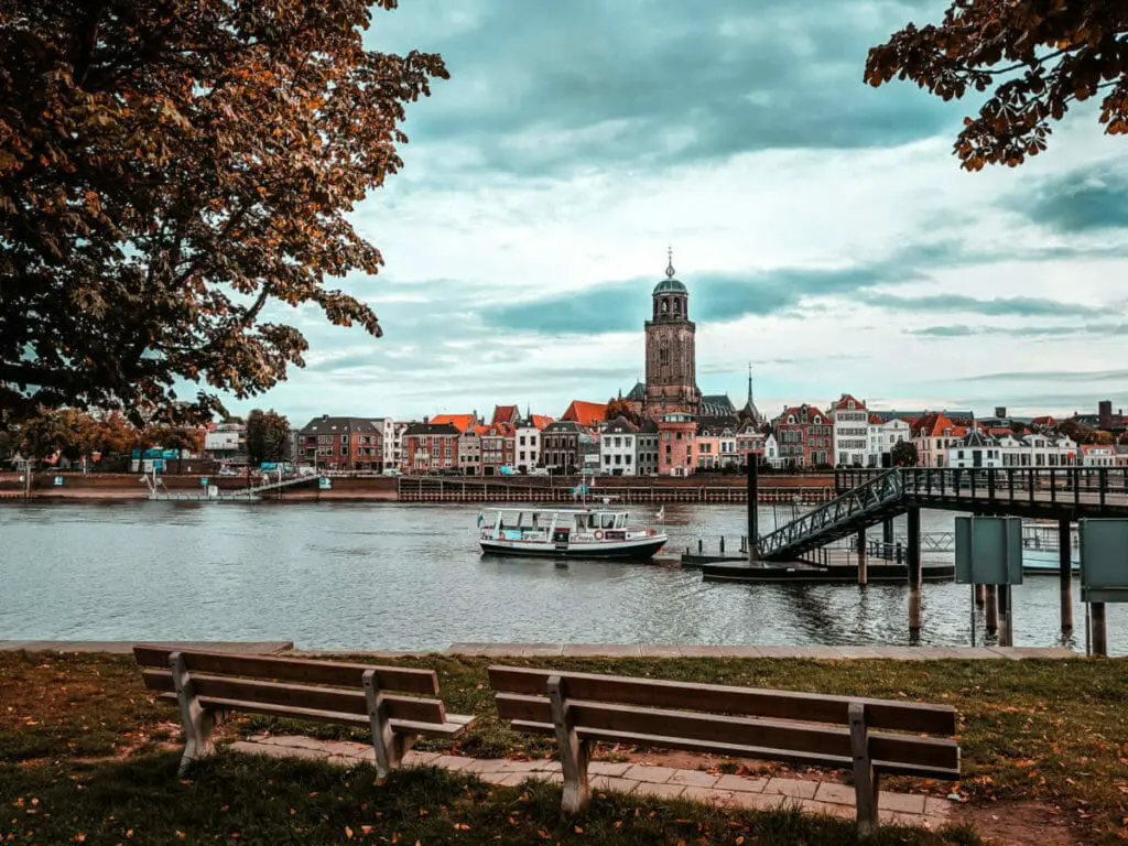 Holland Städte - Deventer Skyline mit Ijsel