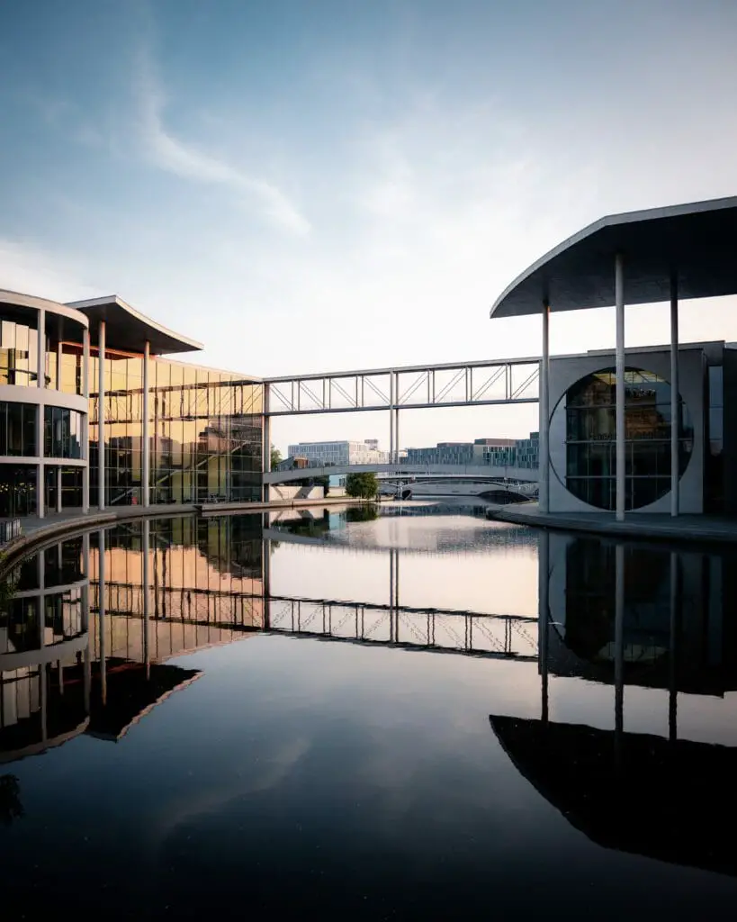 FOTOGRAFIE TIPPS: 10 FOTOGRAFEN VERRATEN IHRE TRICKS, UM SOFORT BESSERE FOTOS ZU MACHEN 5 Fotografie Tipps - Marcel Wiest - Spiegelung Reichstagsgebäude Berlin