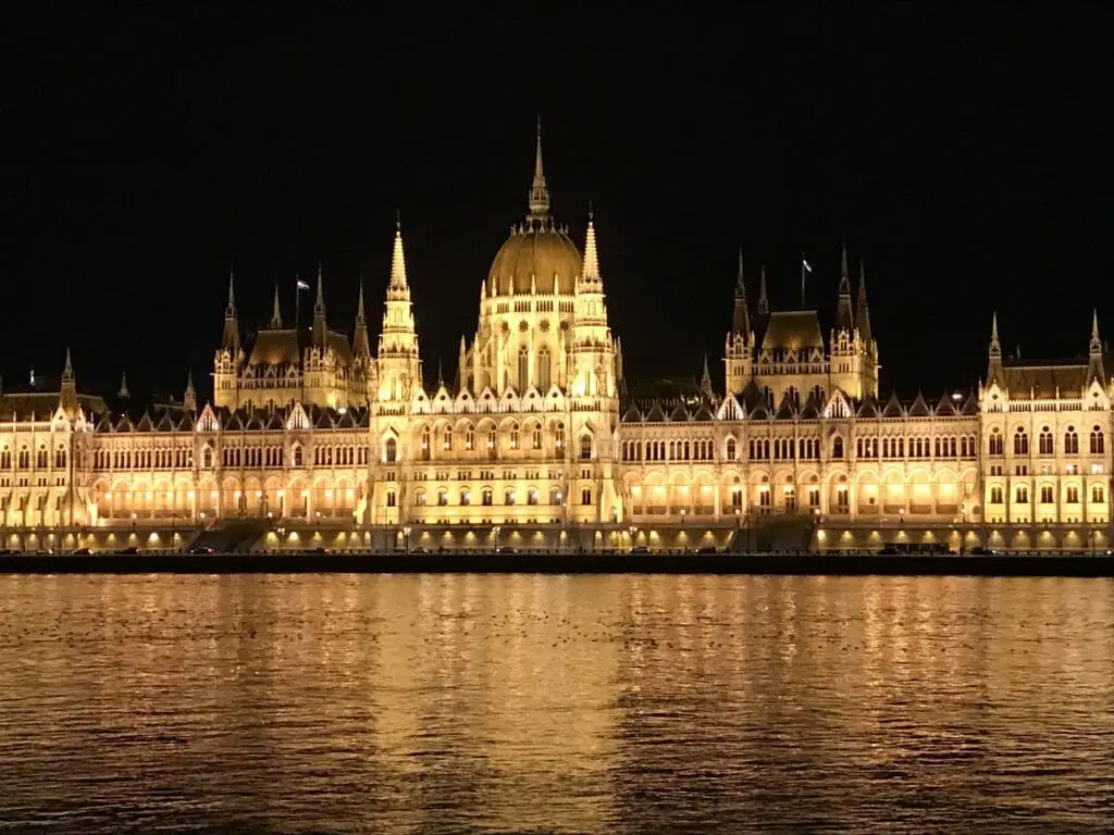 DIE 11 SCHÖNSTEN REISEZIELE EUROPAS - MITTELEUROPA 2 Schönsten Reiseziele Europa - Budapest Ungarn