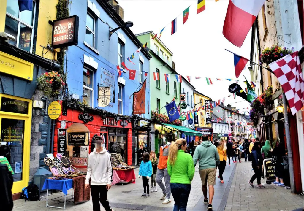 11 AUFREGENDE REISEZIELE IN EUROPA - WESTEUROPA 3 Reiseziele in Europa - Galway Irland - Bunte Häuser in einer Straße