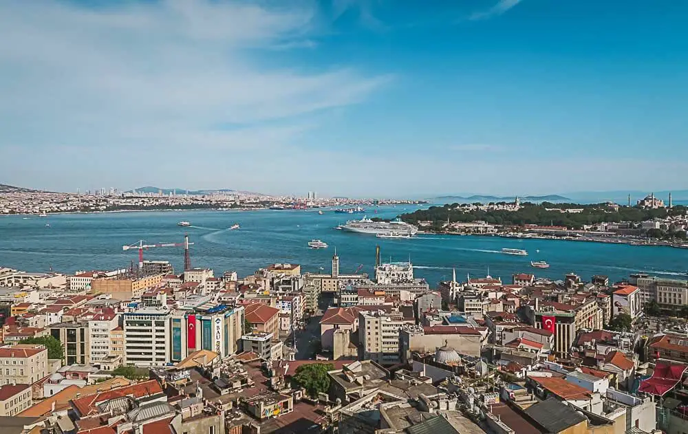 DIE 9 SCHÖNSTEN URLAUBSZIELE EUROPA'S - SÜDOST- & OSTEUROPA 3 schönsten urlaubsziele europa - Istanbul Blick Galataturm Bosporus