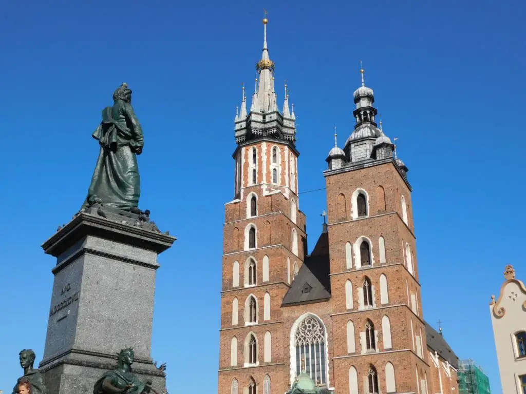 DIE 11 SCHÖNSTEN REISEZIELE EUROPAS - MITTELEUROPA 7 Türme der Marienkirche in Krakau, Polen