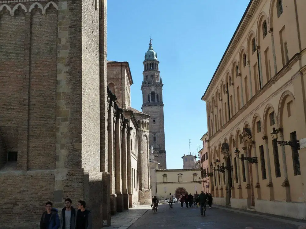 REISEZIEL EUROPA - 10 UMWERFENDE ORTE IN SÜDEUROPA 5 Schöne Reiseziele in Europa - Parma - Italien -Kirchturm am Ende einer Straße