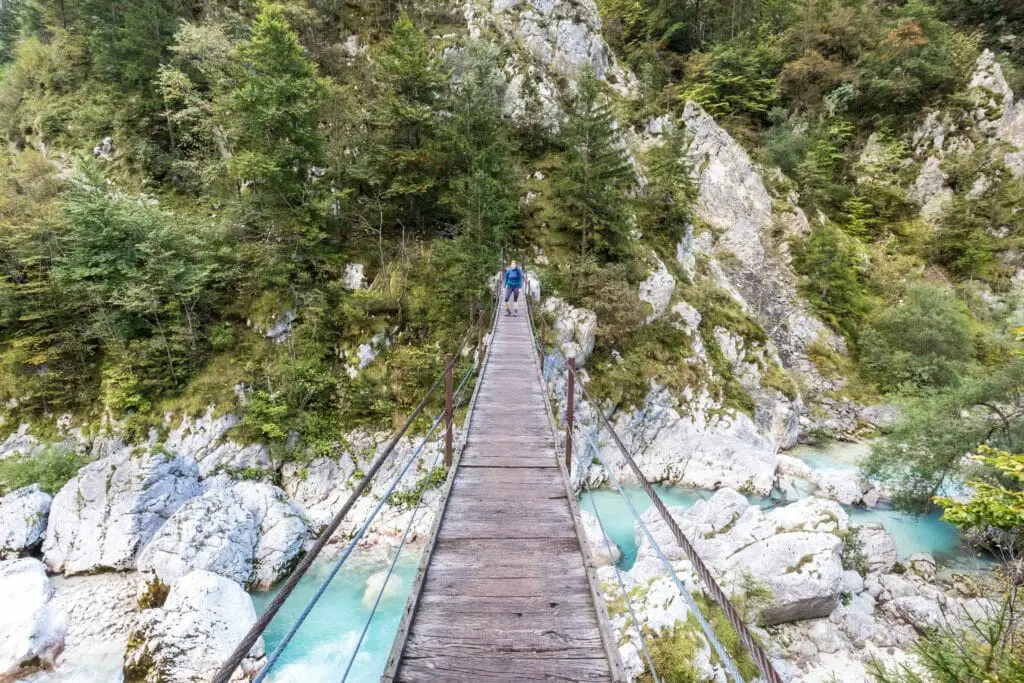 DIE 11 SCHÖNSTEN REISEZIELE EUROPAS - MITTELEUROPA 11 Brücke auf dem Soca Trail im Soca Tal Slowenien