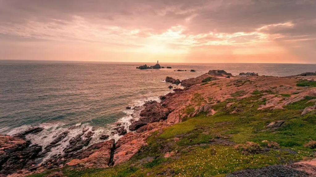 11 AUFREGENDE REISEZIELE IN EUROPA - WESTEUROPA 5 Jersey Kanalinseln - Sonnenuntergang über dem Meer