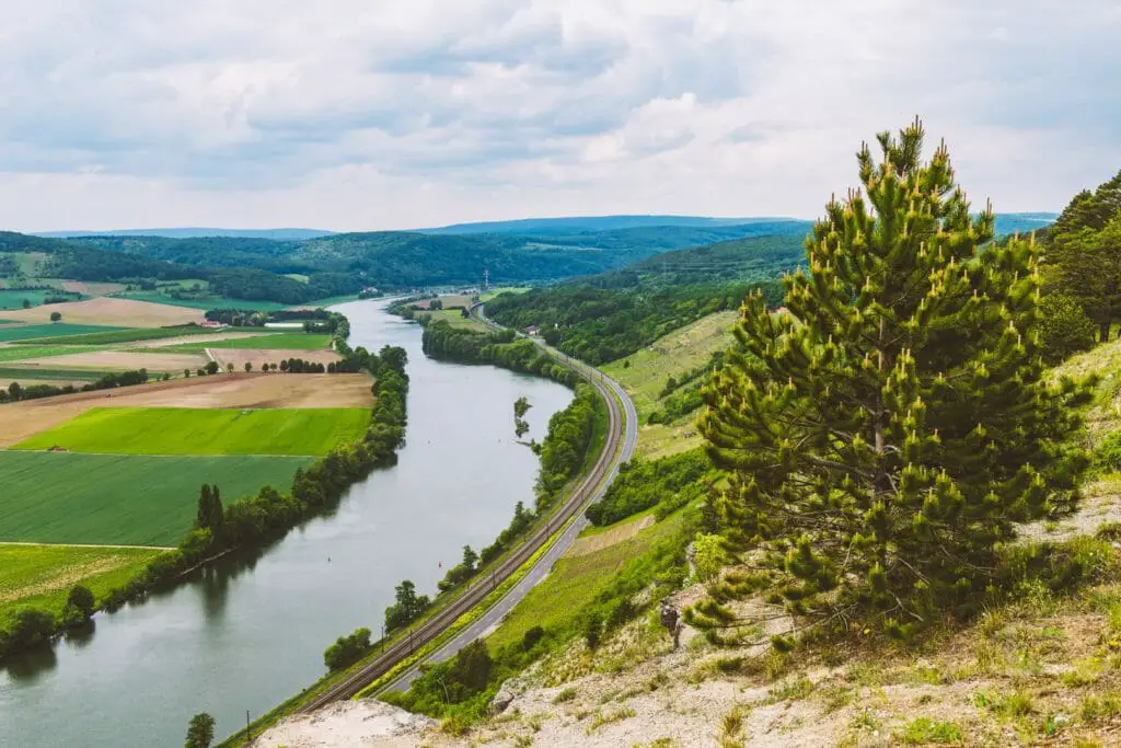 AUSFLUGSZIELE BAYERN - 16 MÖGLICHKEITEN FÜR DEINE SOMMERFERIEN 2 Ausflugsziele Bayern - Edelweiß bei Karlstadt - Landschaft -Fluß
