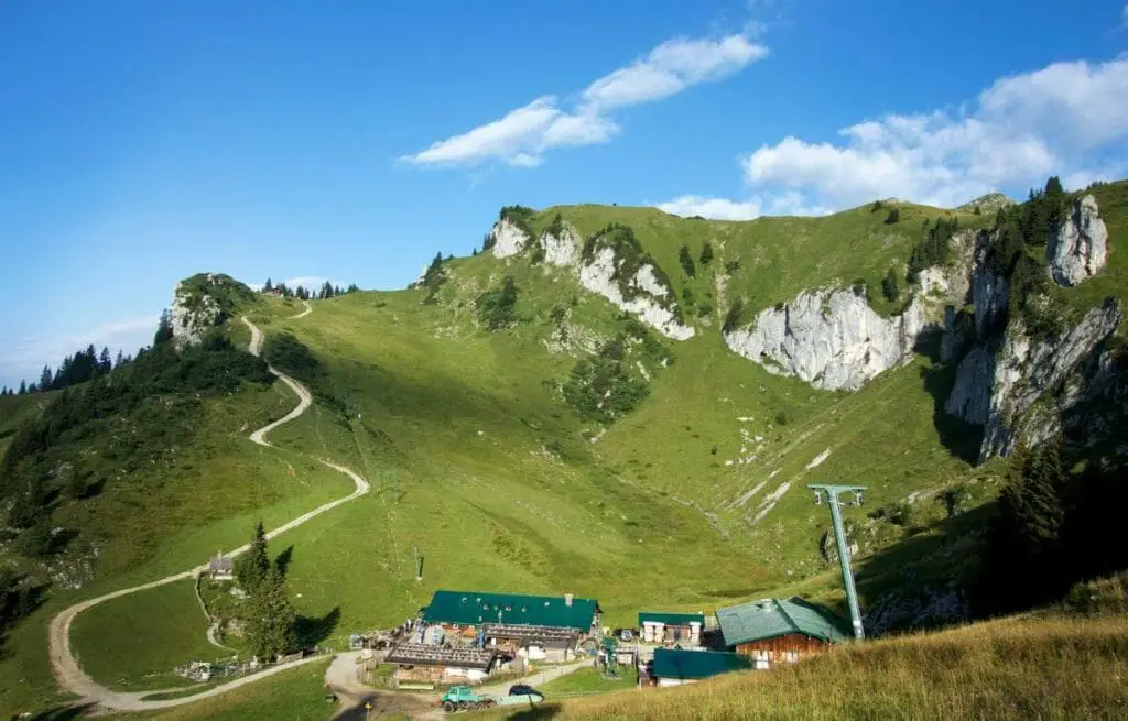 AUSFLUGSZIELE BAYERN - 16 MÖGLICHKEITEN FÜR DEINE SOMMERFERIEN 1 Ausflugsziele Bayern - Brauneck - Berge - Wiese mit Kühen