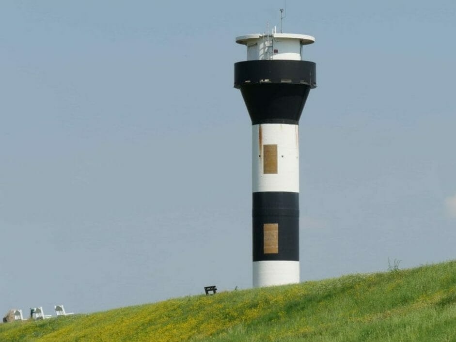 AUSFLUGSZIELE NIEDERSACHSEN - 25+ IDEEN FÜR AUSFLÜGE & ME(E)HR 7 Ausflugsziele Niedersachsen - Altes Land - Schwarz-weiß gestreifter Leuchtturm bzw. Leuchtfeuer am Deich
