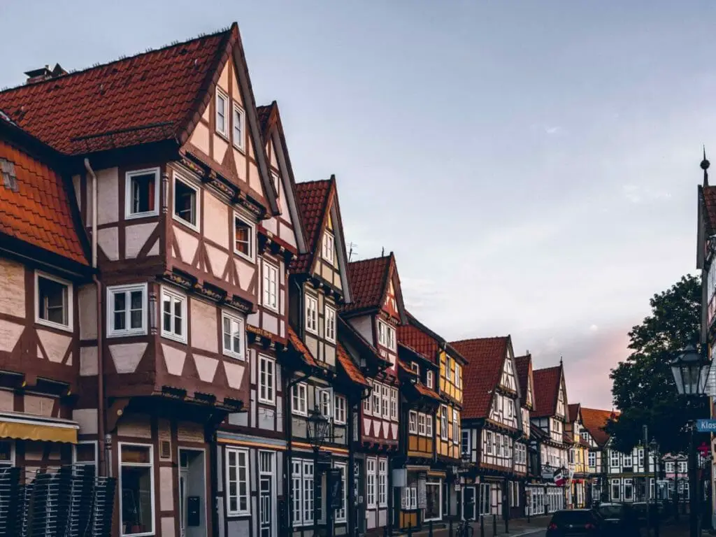 AUSFLUGSZIELE NIEDERSACHSEN - 25+ IDEEN FÜR AUSFLÜGE & ME(E)HR 1 Ausflugsziele Niedersachsen - Celle - Fachwerkhäuser in Celle im Morgenlicht