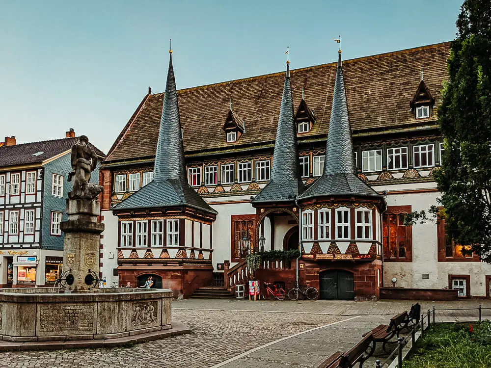 EINBECK - 15 SEHENSWÜRDIGKEITEN & AKTIVITÄTEN IN DER BIERSTADT 4 Einbeck Sehenswürdigkeiten - Rathaus - Fachwerk - Gebäude